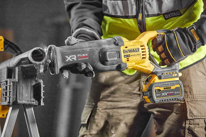 Пила шабельна акумуляторна DeWALT DCS386T1 727223 фото