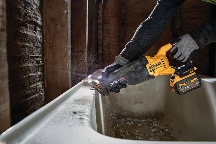Пила шабельна акумуляторна DeWALT DCS386T1 727223 фото