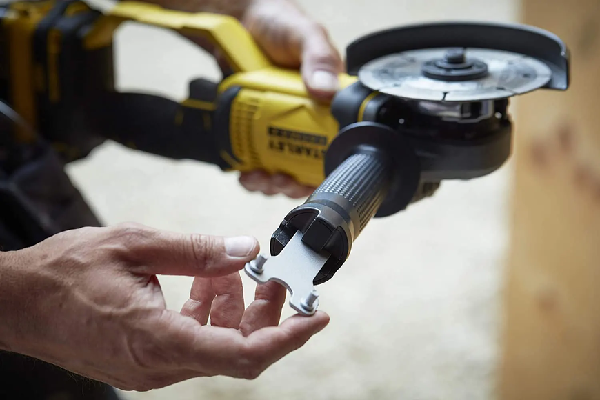 Аккумуляторная угловая шлифмашина Stanley FatMax SFMCG400M2K 726819 фото