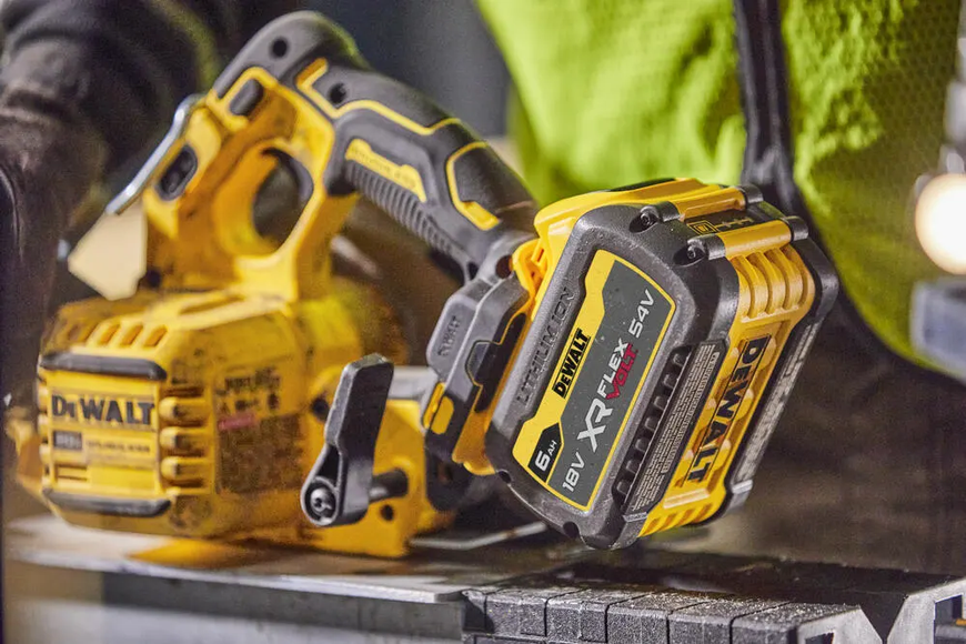 Аккумуляторная дисковая пила DeWALT DCS573NT (без АКБ и ЗУ) 726905 фото