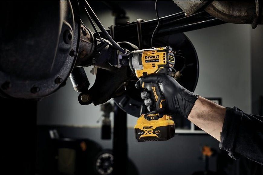 Аккумуляторный ударный бесщеточный гайкокрут DeWALT DCF903P2 726949 фото