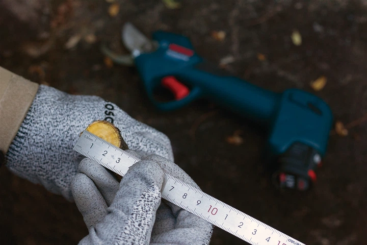 Акумуляторний секатор Bosch Pro Pruner solo без АКБ та ЗП (06019K1020) 732535 фото
