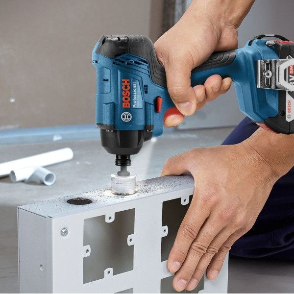 Гайкокрут акумуляторний Bosch Professional GDR 180-LI в чемодані з 2 АКБ GBA 18V 2.0Ah та З/П GAL 18 (06019G5123) 726395 фото