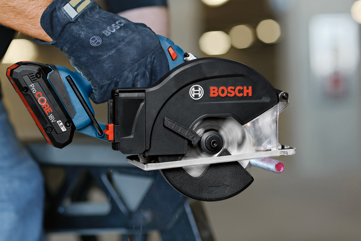 Акумуляторна циркулярна пила Bosch Professional GKM 18V-50, без акб та з/п (06016B8000) 726349 фото